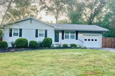 Image de Newly Renovated, Upscale, Immaculate, 3 Bed + Den Brick Home