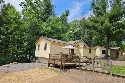 Image de 3-bedroom lakefront cabin with pontoon available.