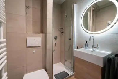 Image de Cozy apartment with balcony, park view & central location
