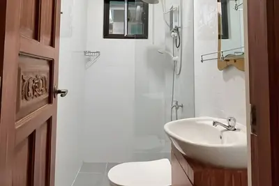 Image de This space provides comfort, privacy, and convenience.