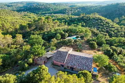 Image de Le Domaine des papillons - 23 ha vue Sainte Baume