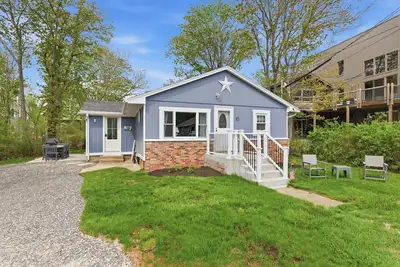 Image de No R-Egret | Moody Beach, Wells, Maine. Cozy 3br beach retreat with marsh views, fire pit, and a short stroll to Moody Beach. Perfect for families, couples, and friends seeking a classic Maine coastal getaway.