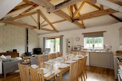 Image de Swallows Nest cottage sleeps 10 guests in 6 bedrooms.