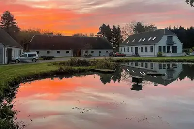 Image de Long bâtiment rustique dans une ferme biologique près de Båringskov
