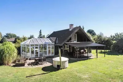 Image de Charmante maison de vacances avec véranda à Nødebohuse