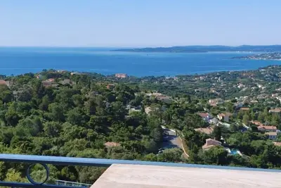 Image de Studio avec une terrasse et une piscine aux Issambres
