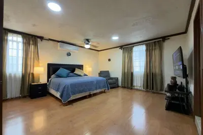 Image de Amplia Casa Familiar con Parking