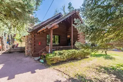 Image de Rustic Cozy Cabin Hideaway with Loft & Casita in the Pines