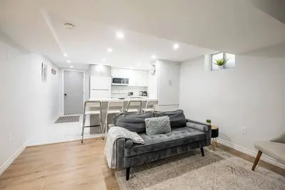 Image de Bright 2br Lower Level • Sleeps 4 • Private Entry