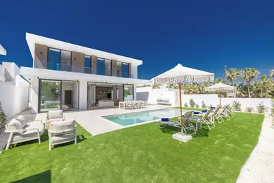 Image de Brand New 4 Bedroom Villa with private pool, 100 meters from the beach