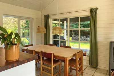 Image de Vous disposez d'une maison de vacances avec un sentier menant à un ponton de baignade au bord du fjord
