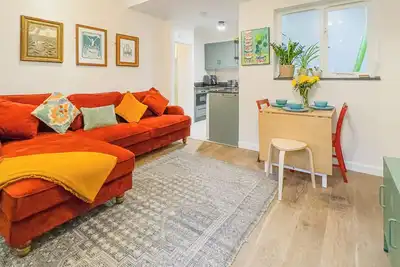 Image de Enjoy a cosy 2-bedroom cottage-style stay in Broadstairs, just around 2 minutes from the beach and close to Viking Bay. Sleeps up to 4 guests with a double bedroom, bunk room, good Wi-Fi, comfortable living space, kitchen/dining area, washing machine