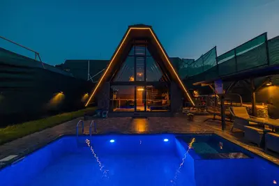 Image de Luxury 2br Sapanca Bungalow Private Heated Pool, Jacuzzi & Stunning Lake View