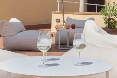 Image de Dimora di 130 mq nel centro di Napoli per 8 ospiti. Offre 3 camere matrimoniali (tra cui una splendida camera-libreria), soggiorno, 4 bagni e cucina luminosa. Vero sogno il terrazzo privato di 100 mq con dependance autonoma nel sottotetto.