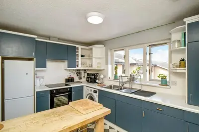 Image de 3 bed central location and private access to entire property.