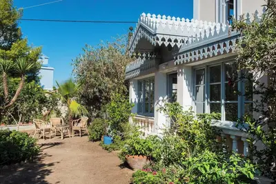 Image de Beautiful 7 Bedroom Neo-Classical Mansion with private pool & extensive gardens