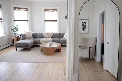 Image de Peaceful and Spacious Boutique 2br, King Bed Apartment in Providence's East side