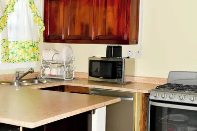 Image de Spacious self contained 2 bedroom, 3 bath, kitchen, living with private entrance
