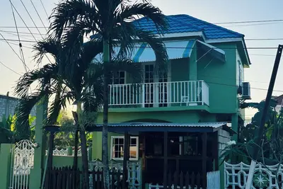 Image de Cozy studio in tranquil Ocho Rios with refreshing A/C with a wonderful loft bed!