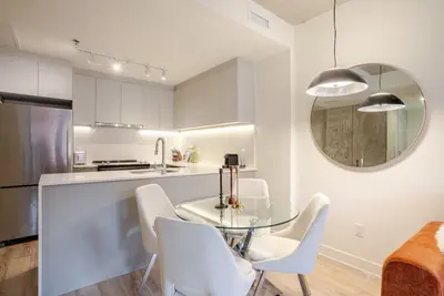 Image de Urban Comfort Condo | Rooftop Pool & Parking