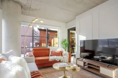 Image de Rooftop Pool & Gym Retreat with Parking | Mtl