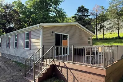 Image de Lake Delhi Acreage w/ Bunkhouse, Views & Parking