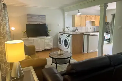 Image de Peaceful 3-bedroom house with Ac in vibrant Toronto