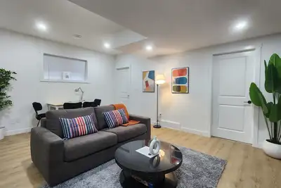 Image de Modern Suite in Seton - King Bed, 85\" Tv, Near South Health Campus & Ymca