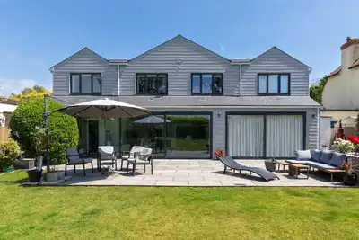 Image de Modern coastal retreat – 5 bed home offering space and style for up to 12 guests