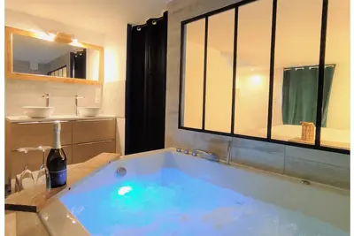 Image de Maison de ville 4* à Vichy, Spa Balnéo privatif