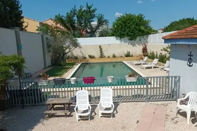 Image de Maison 8 pers bien équipée avec très grande piscine. très proche centre ville