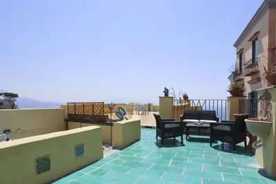 Image de Spacious apartment in the heart of Petraio, one of Naples' most authentic neighborhoods, just a 10-minute walk from the Vanvitelli metro station and the Petraio funicular. Located in a 19th-century building, it retains vaulted ceilings, fine details and