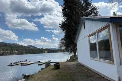 Image de Deluxe Waterfront Cabin on Curlew Lake at Tiffanys Resort Sleeps 6, 3 Queen Beds