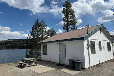 Image de Deluxe Lakefront Cabin - 2 Queen Beds + Hide-A-Bed - Sleeps 6 at Tiffanys Resort