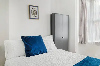 Image de New! 5br House, free parking, near City Centre