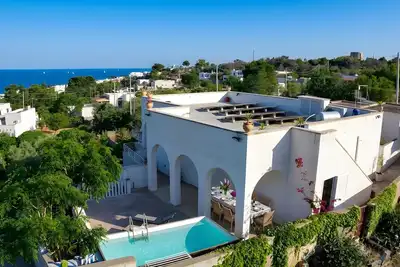 Image de Charmante maison avec petite piscine et vue mer