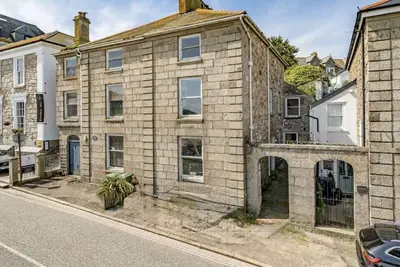 Image de Minster Vista is a beautifully restored two story Georgian Town House Annex located on the famous \"T