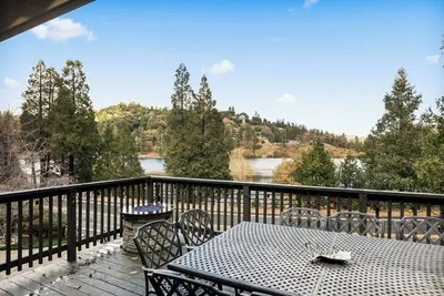 Image de Premier 4br Lakefront Home + Best Views + Generator + Easy Access To Lake