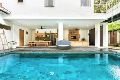 Image de Up to 16 Pax, 2 Villas - Right by the beach
