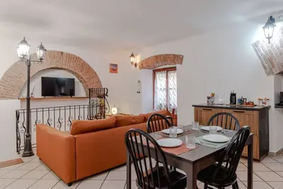 Image de Large and welcoming 100m2 apartment, perfect for 6 guests, located on the ground floor (10 steps to the hallway to access). Located in a strategic position a stone's throw from Piazza Principe station, the city center and all the main attractions can be e