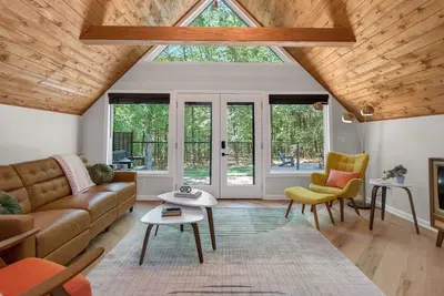 Image de Wooded Mid‑Century Escape w Fire Pit, Lake Access, Boat Parking