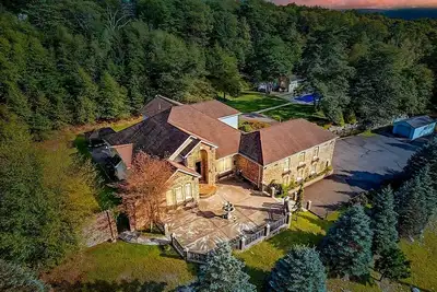 Image de Modern Villa with Sauna, Pool & Panoramic Views in Bushkill, Pennsylvania
