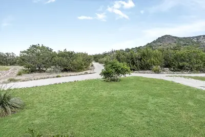 Image de Charming Hill Country Escape with Scenic Views & Outdoor Spaces in Concan, Texas