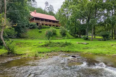 Image de Wheels & Reels 5 bedroom 4 bath cabin on the Caney Fork River in Cullowhee, Nc
