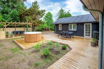 Image de 5 bedroom beautiful home in Blokhus