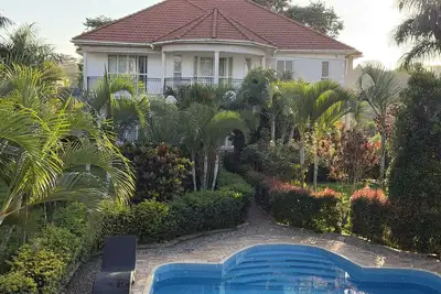 Image de Lakeside Villa with Private Pool & Views - Garuga