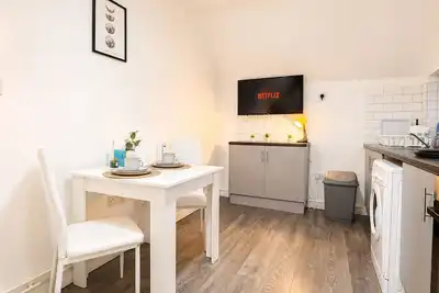 Image de The Shed - Cosy 2-Bed Flat with Free Parking - Close to City Centre