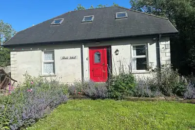 Image de Cosy 2 bedroom  holiday apartment in a beautiful quiet area beside a lake.