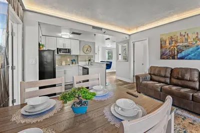 Image de 2br Suite Near Universal – Pool & Gym Access
