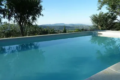 Image de Appartement « La Roseraie des Côtes » avec piscine privée, jardin privé et Wi-Fi